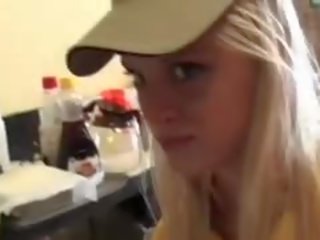 Blondine serveerster poesje fingered in pov stijl