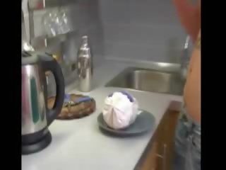 Moj drobcene boginja cooking v na kuhinja