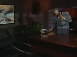 E lagur shërbyese dashuron në qij të saj dashnore, falas seks film fe