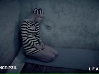 Elle suce des bites en prison