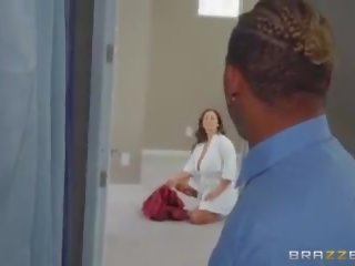 Stap mam prepares steps klaar voor zijn eerste datum ooit met