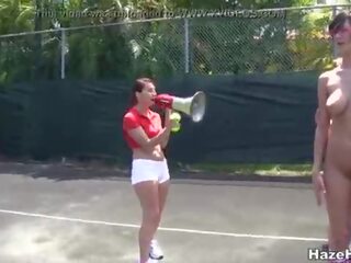 Hazing na na tenis sodišče