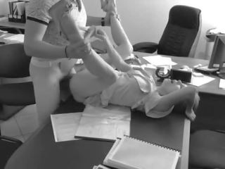 Itu bos keparat dia kecil sekretaris di itu kantor tabel dan menunjukkan itu di tersembunyi kamera