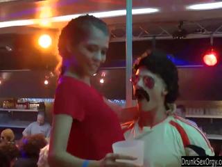 Bi klub slags ob javno porno orgija