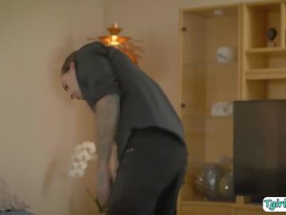 Brune transexual blowjobs dhe fucks heteroseksuale i ri në kolltuk