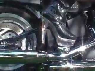 2 女孩 revving motorcycle 在 靴子, 免費 性別 電影 ee