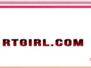 Vyhublý bruneta tranny tugs ji manhood dokud ona cums