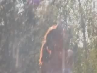 Rusinje femme fatale s prstom v na vrt