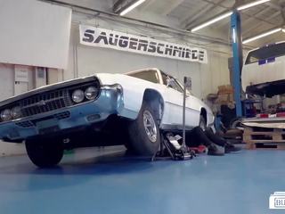 BUMS BUERO - Sultry tattooed German cookie Wild Vicky gets fucked by car mechanic