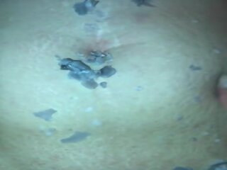 Baguhan inang kaakit-akit naglalagay sensational waks sa katawan puke malaki labia maliit suso