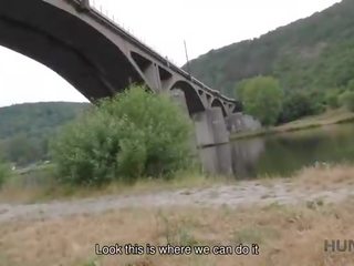 Hunt4k. choulostivý školák forces lad na prodávat sladký kočička na jeho mladý dáma