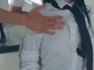 거대한 병아리 놀리는 그녀 자신 에 바지
