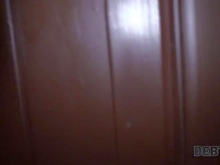 Debt4k argëtues adolescent seduces loan agjent për e çmendur seks film