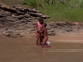 Mahirap at magaspang malaki itim titi may sapat na gulang video sa publiko dalampasigan: malaswa pelikula e5