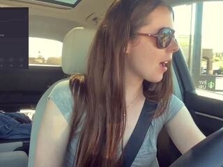 Provare non a sborra troppo forte in il starbucks guidare thru