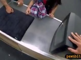 Kubanke bejba proda ji tv in dobi raztrgala s umazano pawnkeeper