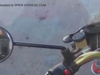 Felicity feline 遊樂設施 她的 aprilia tuono r motorcycle
