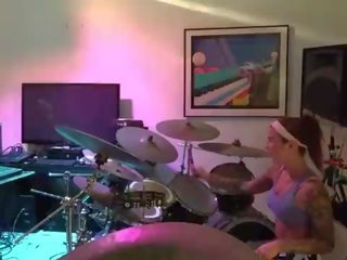 Felicity feline drums 和 jams 同 朋友 背后 该 场景