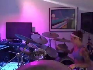 Felicity feline drums at jams may kaibigan sa likod ng ang eksena