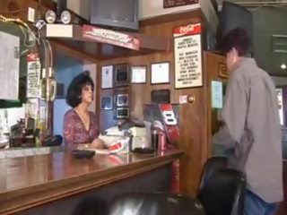 Barmaid elane susieta į viršų sumuštas robbed