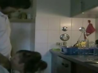 Seksuaalisesti herättänyt pari ottaa aikuinen video- sisään the keittiö