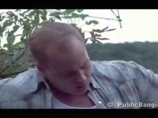 Publike xxx video - publike treshe në një treni stacion