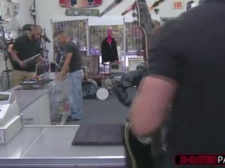 En brunette enchantress trades bigtits til penger