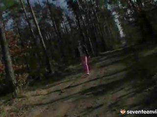 Yksin sisäpuolella the metsä