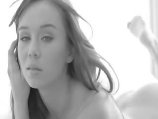 Stupendous brunette finger her nyenyet puss