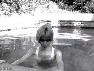 I madh bjonde oiling të saj trup dhe stimulim me gisht veten: seks film vid 10