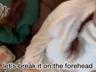 Modest babae sa ang entrance were frozen at agreed upang may sapat na gulang film may estranghero