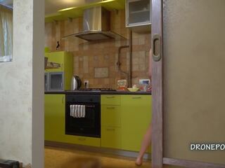 Ginintuan ang buhok tinedyer kira - hubad at cooking, hd pornograpya d3