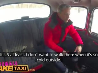 Femalefaketaxi sexy řidič saje a fucks fare na dostat