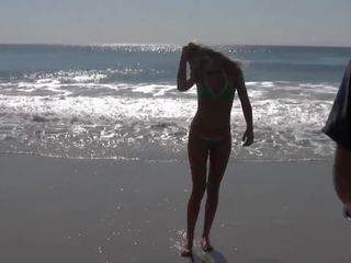 Beach-babe in her first pornclip