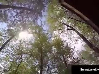 Netīras blondīne mīļumiņš saulains ieliņa pirksts fucks viņai vāvere.