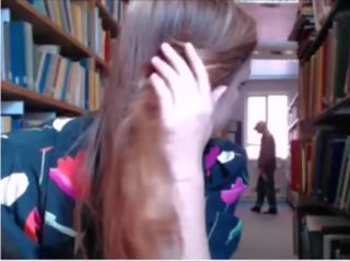 Britský mladý žena kamery v zaneprázdněný library-watch plný film na www.wetcams69.net