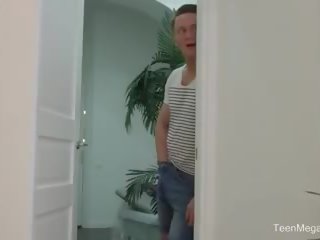 二 年轻 女孩 在 床 替代 屁股 为 肛交 性别.