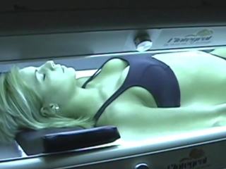 Osurmak on the tanning bed, mugt kemsitmek hd ulylar uçin video 86
