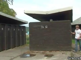 Голям бюст блондинки бабичка затръшна в на публичен смяна стая