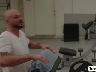 Muscle man licks and analed sikli aýal honey in the guym