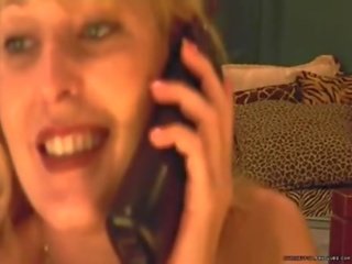 I lëvizshëm telefon bisedë elektronike mdtq duke thithur në i madh dildo