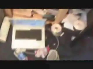 Očarljivo piflarski mlada dama v očala z nogo 23