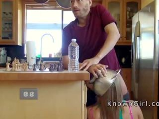 Білявка cheater смокче вал в в кухня