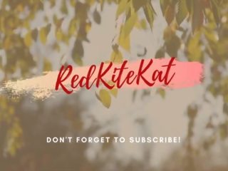 Flokëkuqe duke thithur dhe kalërim në anëtar mësues ndërsa ai checks të saj dissertation - redkitekat