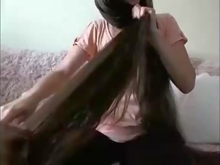 Erotik gjatë flokë brune hairplay qime brush e lagur qime