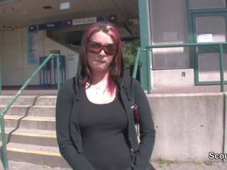 Aleman homeless tinedyer makuha panunukso upang una oras magkantot para pera