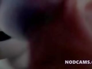 Vytetovat pankáč bruneta v černý punčochy
