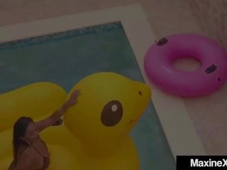 Aziýaly persuasion maxine x finger fucky on rezin ducky