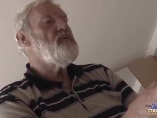 Star mlada - velika prick dedek zajebal s najstnice ona liže debel star moški putz