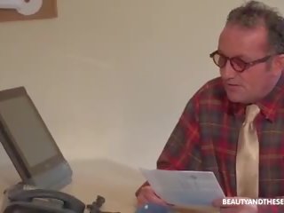 Libidinous mlada ljubimec jebe a višji da dobili a delo otvoritev.